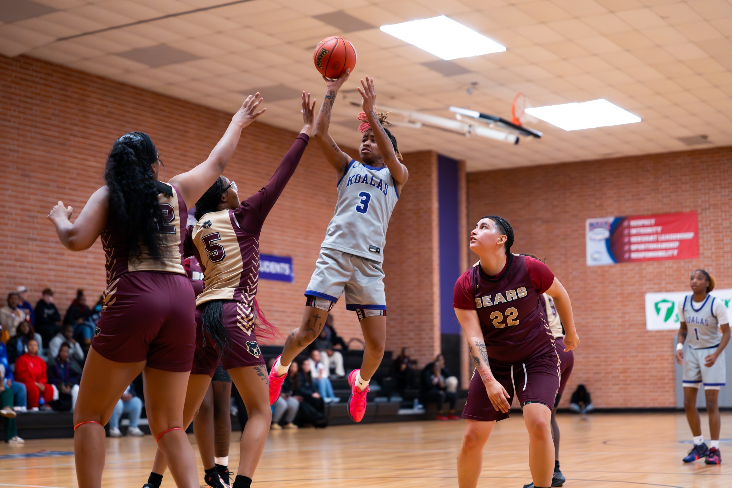 Clinton Rallies To Edge Koalas